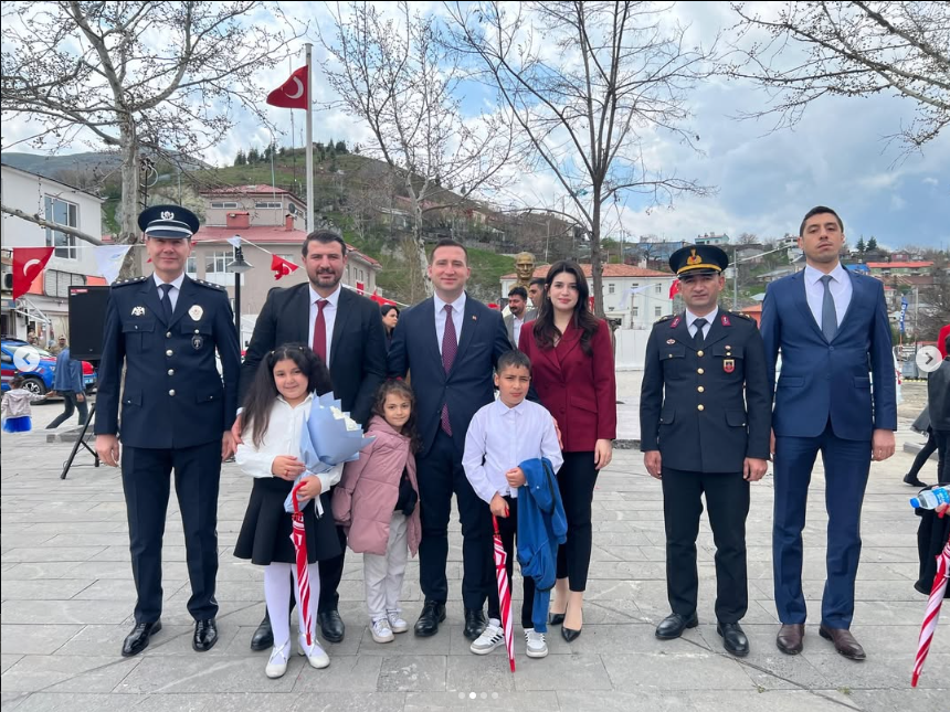 Alacakaya’da 23 Nisan: Başkanımız Zafer Altınışık İlçe Protokolü ve Vatandaşlarımızla Bir Arada